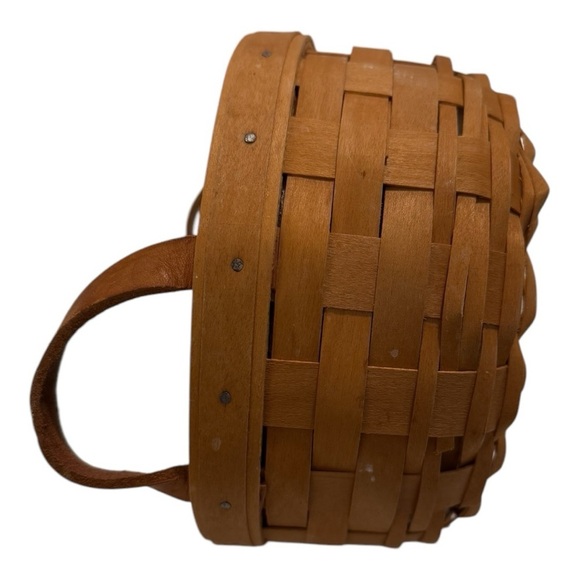 Vintage 2001 The Longaberger Basket Hand Woven Round With Leaf Cloth & Protector - Picture 7 of 12